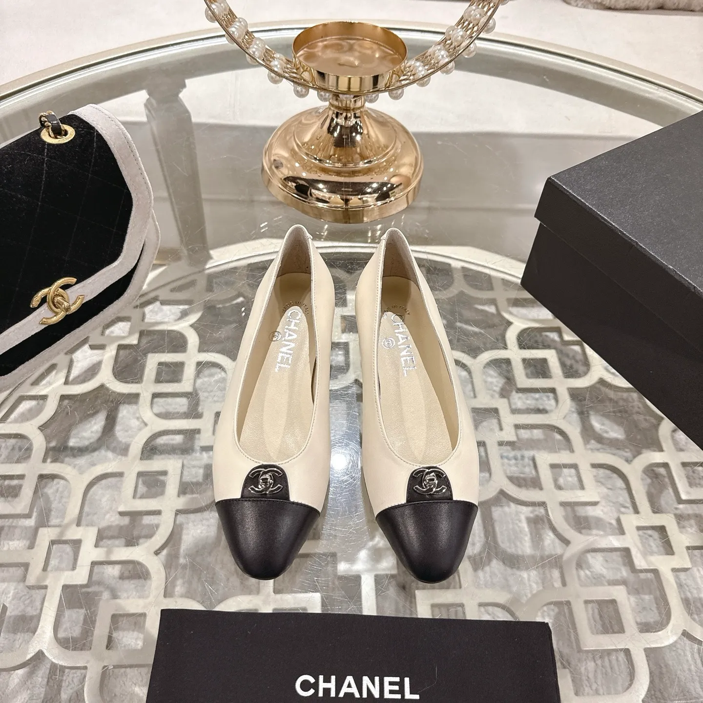 👟👟Ex-factory price 560👟👟Chanel 2025SS Spring and Summer New Double C Button Mary Jane🆕 Xiaoxiang𝐂Jia's beautiful Mary Jane shoes are so sweet that they are so beautiful that they are so beautiful. The round square toe design is cute and cute ~ metal/button logo. The appearance is super online. When you wear it, you will feel like a wealthy daughter. I thought it looks good. Only when I put it on my feet do I know how easy it is to wear ~ Upper: Customized lambskin Lining: Sheepskin Outsole: Genuine leather outsole imported from Italy Size: 35-42 (40.41.42 customization is non-refundable) Packaging: The latest gift box packaging at the counter
